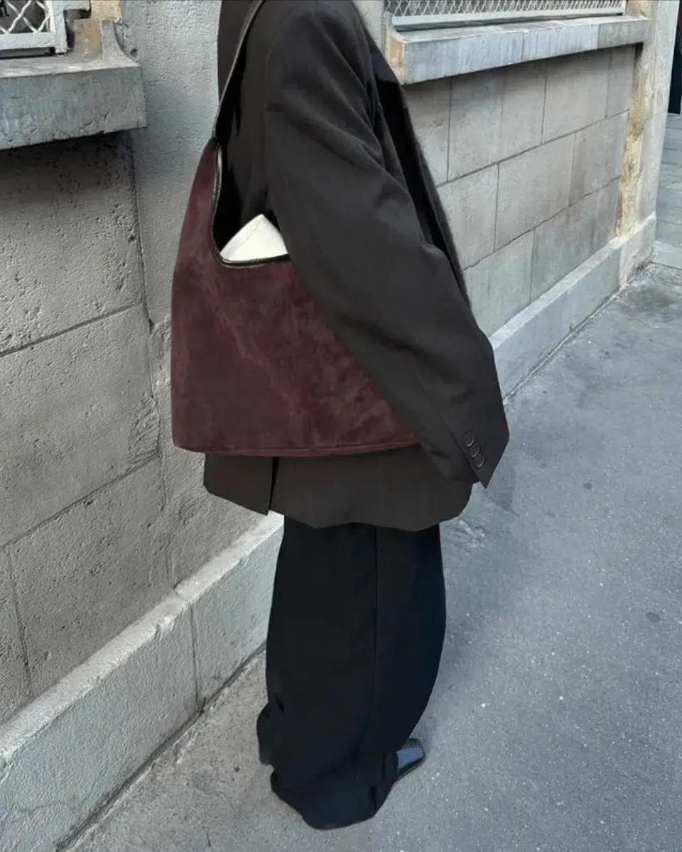 Cassia – Versatile timeless design – Suede bag