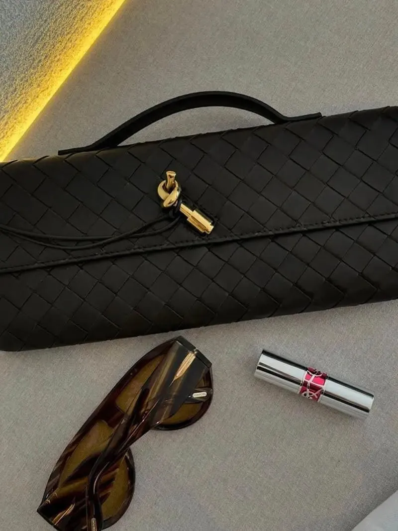 The Amy Luxury Handbag – The Must-Have Accessory for 2025